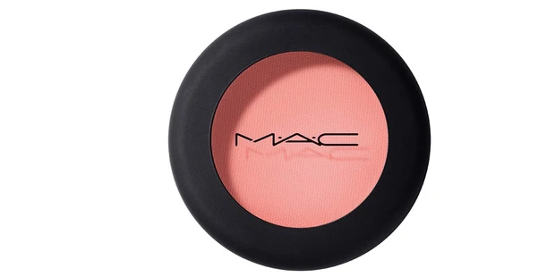 2.デイリーメイクにも最適！ ツヤ肌コーラルメイク_EYE_M・A・C　パウダー キス アイシャドウ ストライク ア ポーズ