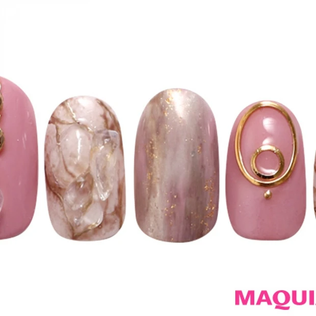 大理石とゴールドで高級感あふれる、甘さ控えめ「大人ピンク」ネイル