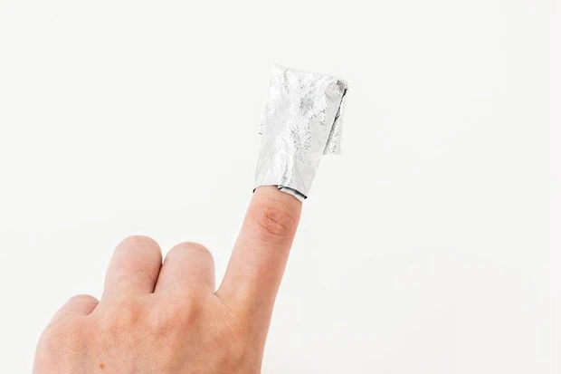 リムーバーをつけたホイルを爪に巻く