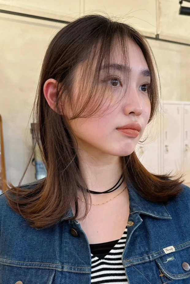 髪型　ミディアムレイヤー　ミディアムヘア　サイドバング　スタイリング