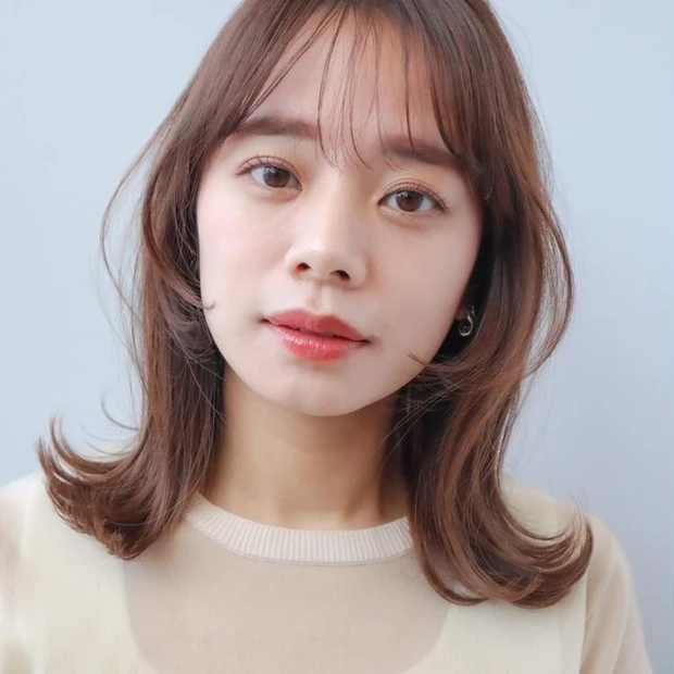 ミディアム　レイヤーミディアム　ヘア　髪型　ヘアスタイル　前髪あり　ヘアカラー　フェイスレイヤー
