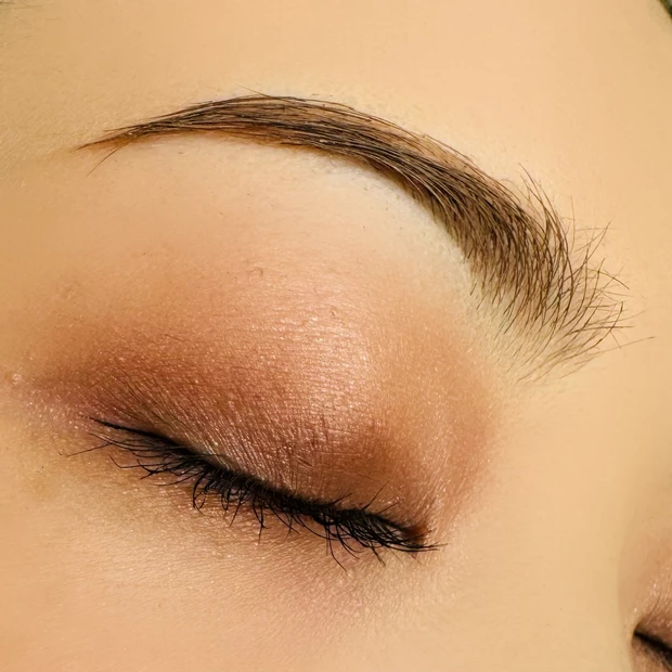 &beのスティックアイシャドウ(ダスティブラウン)スウォッチ