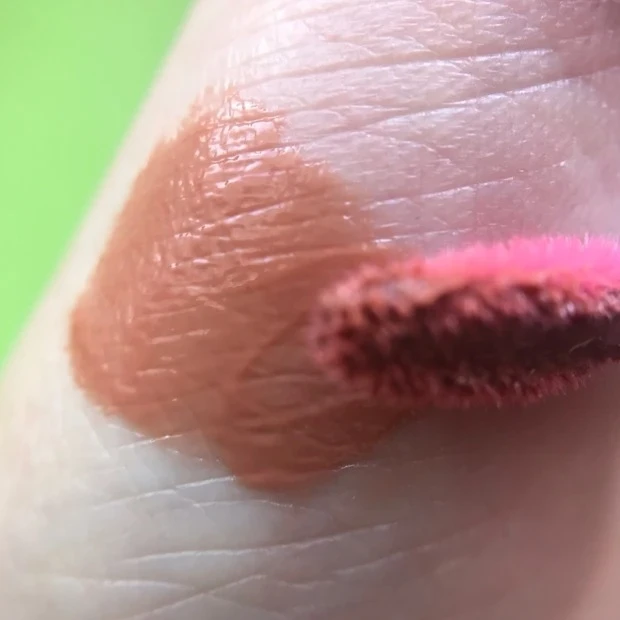 SUQQU トリートメント ラッピング リップの口コミ＆レビュー　マキアインフルエンサーDOMEさん　「02 淡羽色 -AWAHANEIRO」をスウォッチ