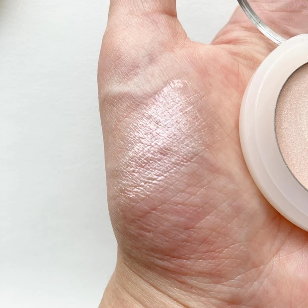 ファミマで買えるプチプラコスメ♪hana by hinceのシャインハイライターバームで手に入れるナチュラルな光沢感！_4_2