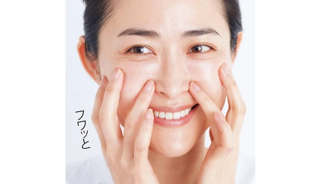 たるみケアコスメをなじませたら、人差し指、中指、薬指の3本で、重力で下がってしまった分のたるみをふわっとリフトするように支える。すっきりとしたフェイスラインを肌に覚え込ませて。