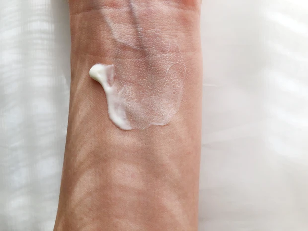 うるおって、透明感のある肌へ!DEWより新ブライトニングUV美容液が誕生!_2_2