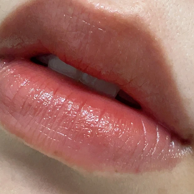 このリップかなり使える！悩んだらこれ買って！！2024年上半期大人気だった"SUQQU"の「モイスチャーグレイズリップスティック」06花朧(HANAOBORO)をご紹介します！_3