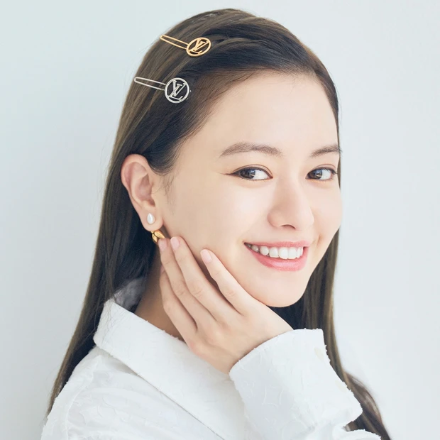 山本舞香さんもひと目ボレ♡ ルイ・ヴィトンのヘアクリップでシンプルなダウンスタイルをこなれた雰囲気に