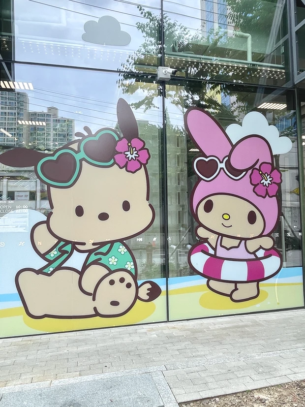 壁面もサンリオ一色!