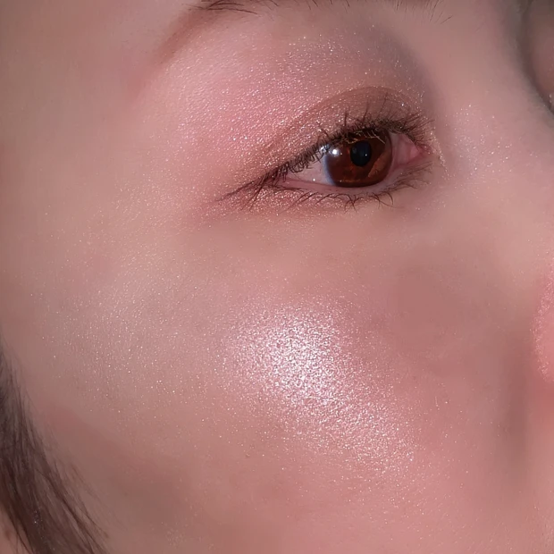 頬の高い位置に02を塗布。チークに重ねて30代の肌を華やかに見せるメイク。