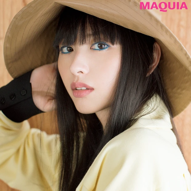 鈴木えみさんがトライ! モダンミックスで着るフォークロア×デュアルブルー…