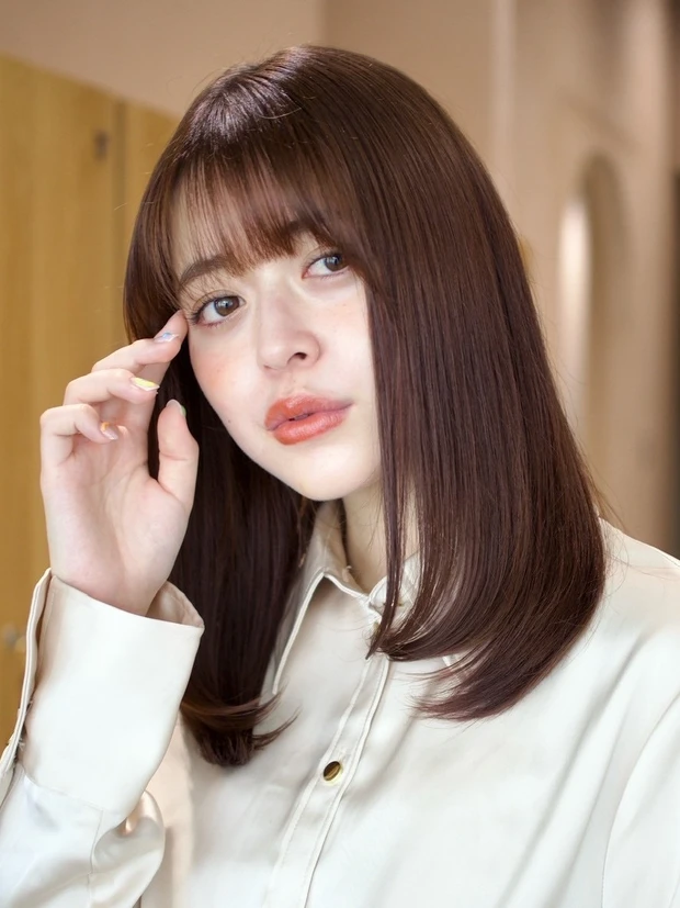 ヘアカタログ ミディアム ミディアムヘア 前髪あり スタイリング