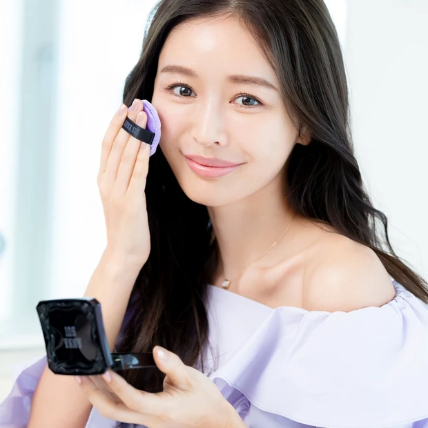 心地よいパフでパウダーを美しく纏う。アナ スイの新パウダーファンデーショ…