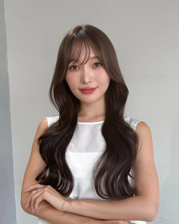 冬におすすめの髪型 ロングヘア シースルー前髪×ゆるめ外巻きの韓国風くびれウェーブロング（ヨシンモリ）