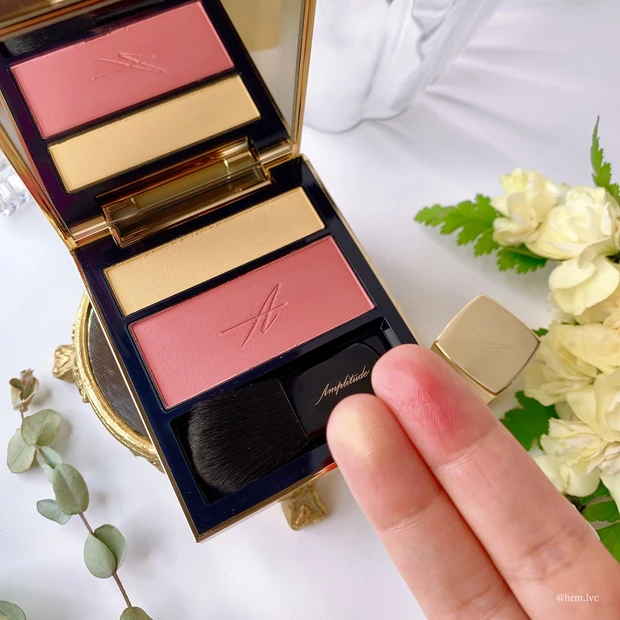 アンプリチュード コンスピキュアス チークスの色味