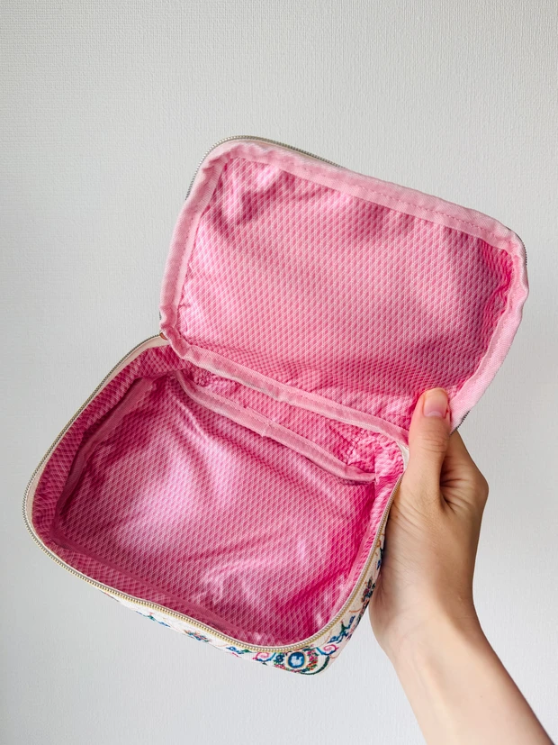 ポール＆ジョーのクリスマスコフレ2025、001 フラッパードレスのポーチ