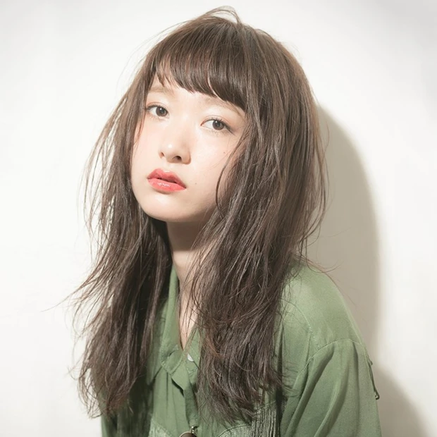 ナチュラルなストレートロングにバサッとした脱力感を忍ばせて