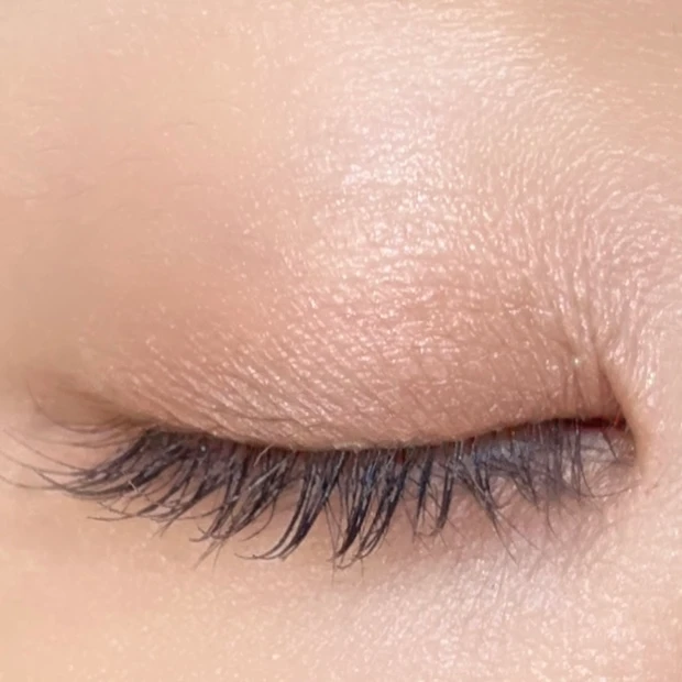 from2aN(フロムトゥーエーエヌ)「ラブクローバーパレット 02 バニラクリーム」をまぶたに塗った仕上がりイメージ