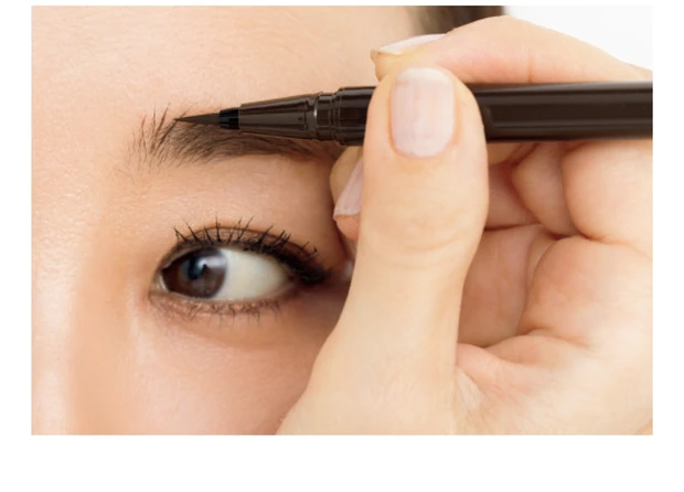 下から上に筆先を動かし、眉頭の立ち上がるような毛並み感の演出を。毛先が太くなってしまうので、力を入れすぎないよう注意して。