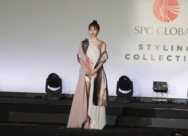 山本舞香の“国宝級前髪”を表彰！ 同受賞の俳優・志尊淳にお願いしたヘアスタイルは？