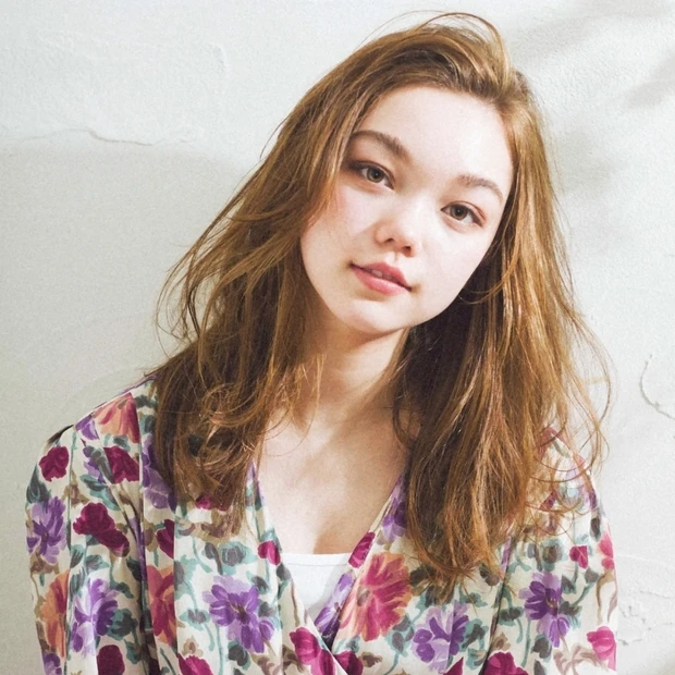 かき上げるだけでサマになる! ハンサムで色っぽい大人ミディ