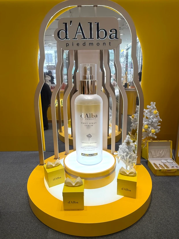 ダルバ(d'Alba) ポップアップ 「City of Glow by d’Alba」 in OMOTESANDO CROSSING PARK 内観