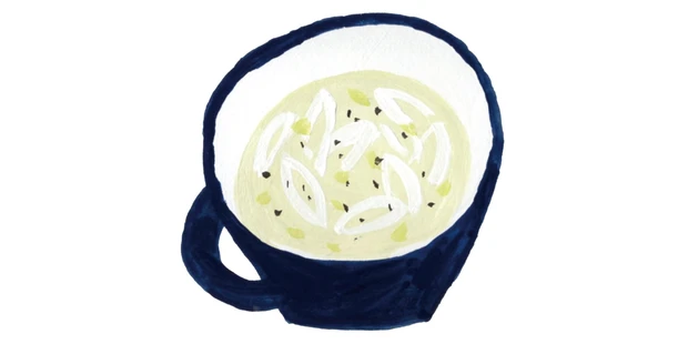 器に刻んだねぎを入れてお湯を注ぎ、塩を少々加えるだけで、ねぎ塩スープのでき上がり。