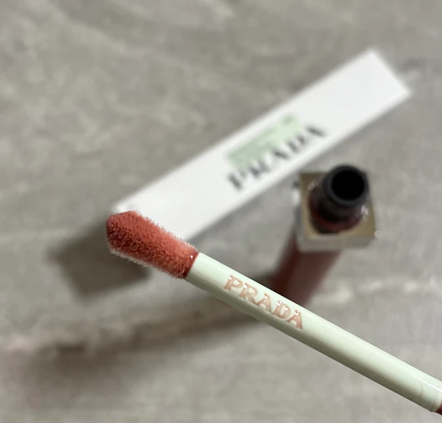 プラダ　PRADA コスメ　新作　リフレクション リキッド バーム グロス　リップ　B201チョコボット　イエベ　ブルベ　ギフト　プレゼント