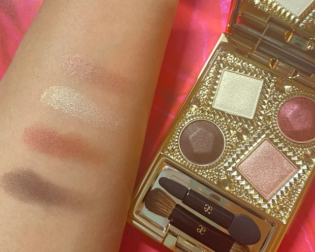 今年のクリスマスコフレはこれ!6品中2アイテムが現品!使いやすい大人っぽい色合いのコフレ_2