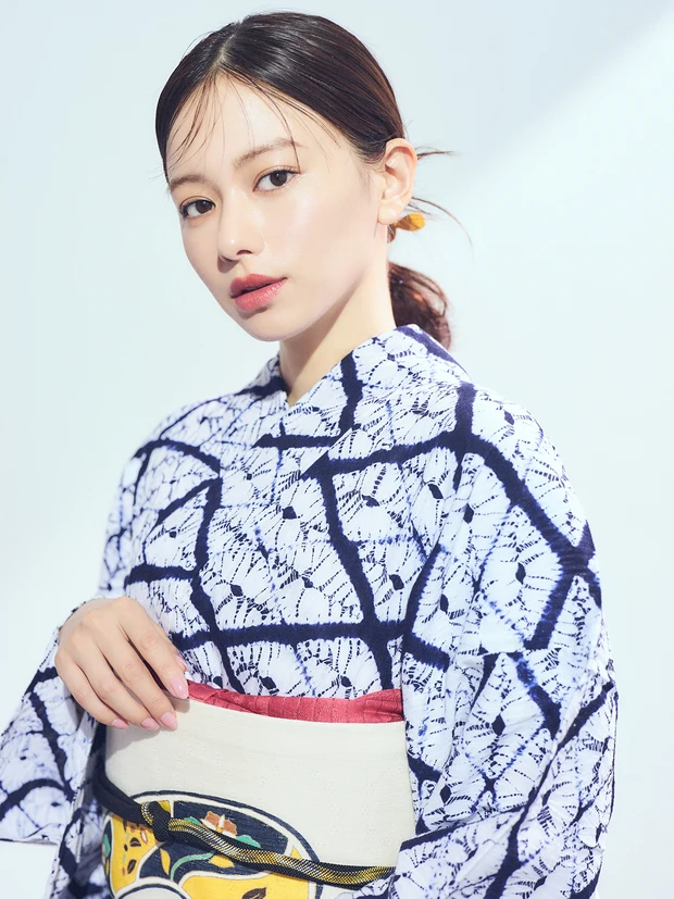 山本舞香さんが伝統柄の浴衣をさらに品よく！ 大人っぽい三つ編みアレンジに挑戦