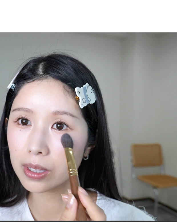 キャンメイク グラデーションチークス 02 モモミルクティーを塗っている画像