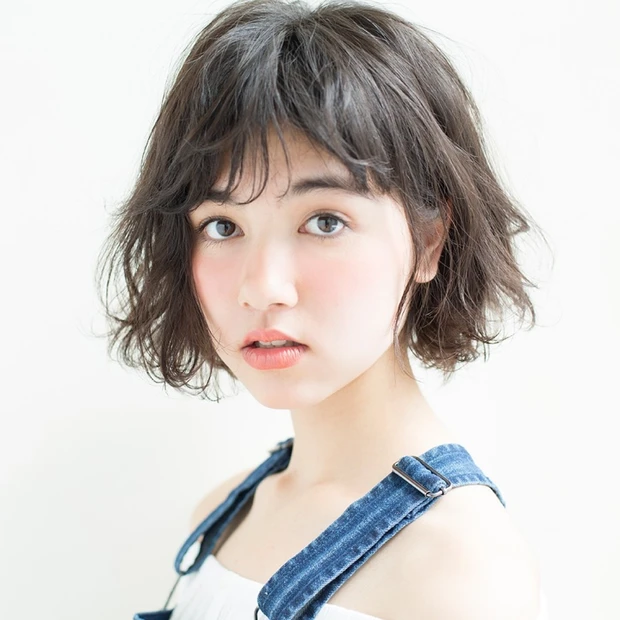抜け感意識の無造作ボブに、さりげない女らしさを潜ませて♪