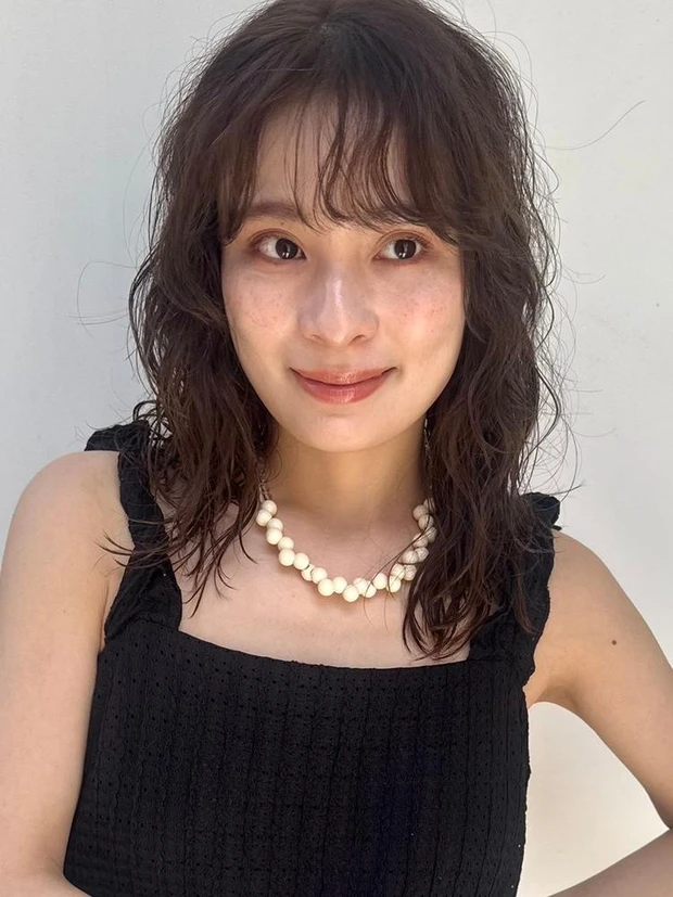 【春におすすめの髪型】ミディアムヘア11選  こなれ感抜群の黒髪ウェーブミディアム