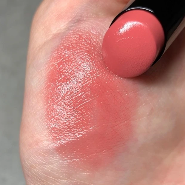 【おすすめ粘膜リップ①】 ヴィセ「ネンマクフェイク ルージュ」 人気色「PK850 うさぎの恋人」　スウォッチ　着画像　仕上がり