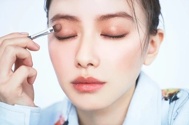 山本舞香さんのオレジメイク_1. キワからアイホールに向かってシャドウを塗る