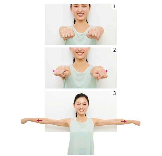 腕をほぐしながら肩甲骨寄せ