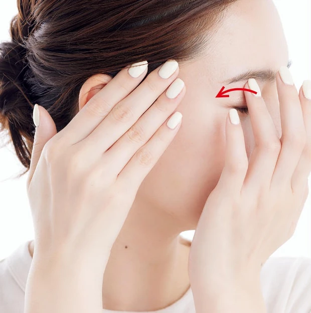 目もとの正しいタッチ　福吉真璃奈