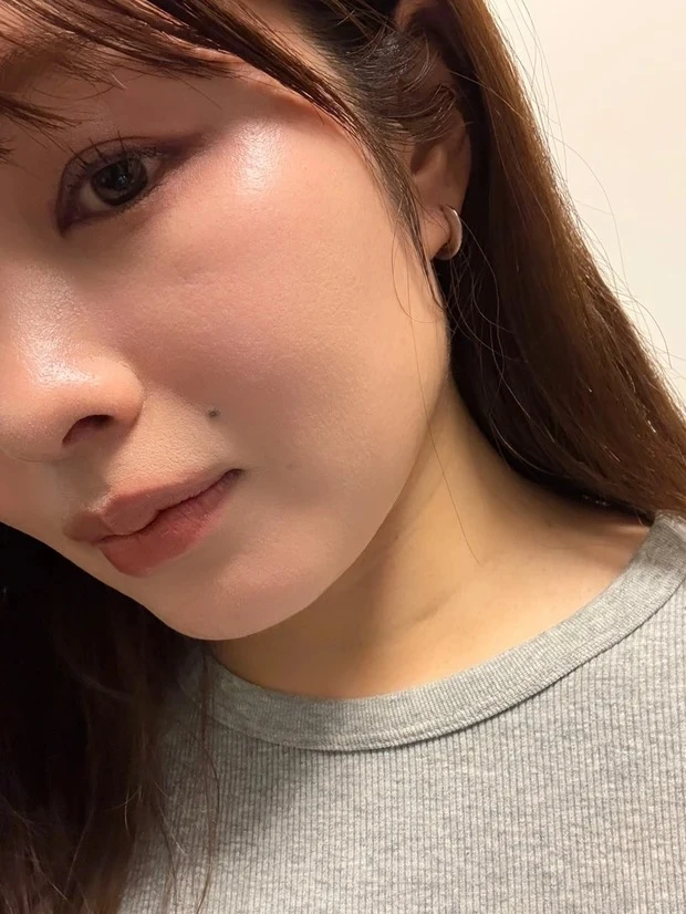 ケイト ジュレリープファンデーションのスウォッチ 顔