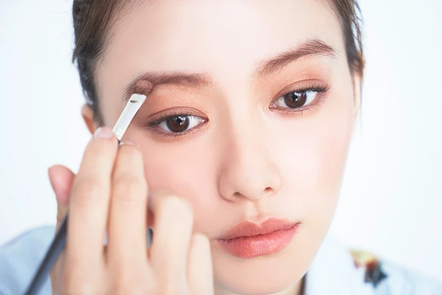 オールマイティなオレンジメイク。今年っぽくアップデートするには? 山本舞香さんがビターなネオオレンジに挑戦!_6