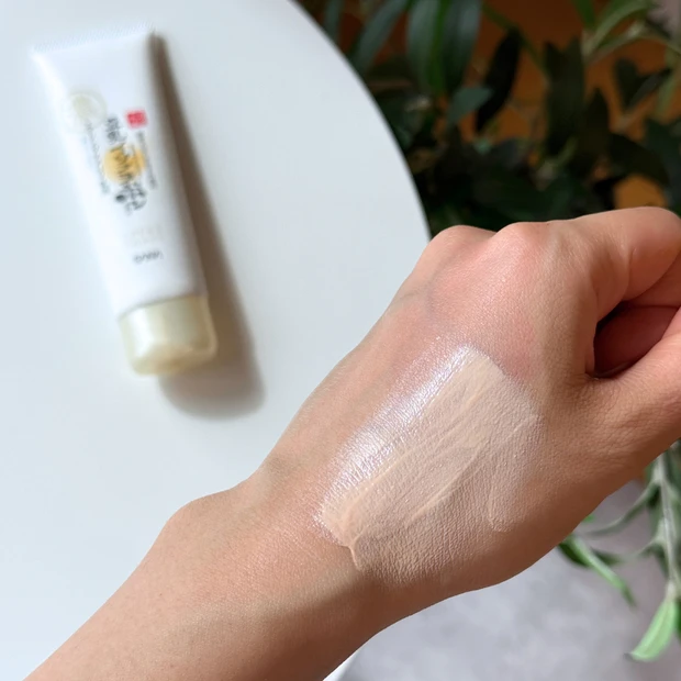 ニベア リッチケア＆カラーリップ 色持続タイプ カシスローズ スウォッチ