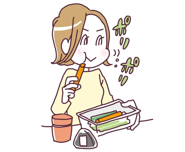 カット野菜やゆで卵を携帯して、食事にプラス