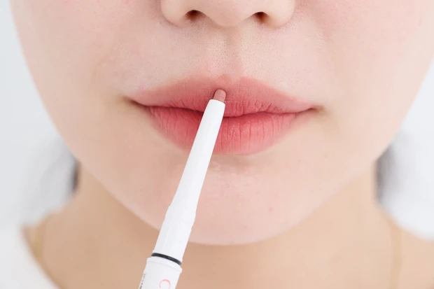 【リップライナーで人中短縮テク】唇の山の間に”ちょん”