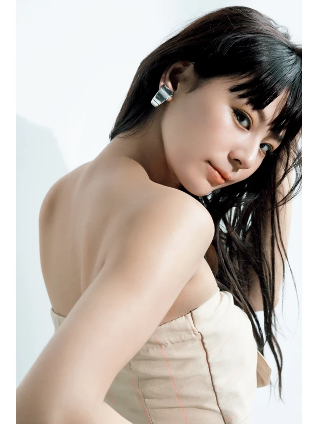 西内まりやの美背中