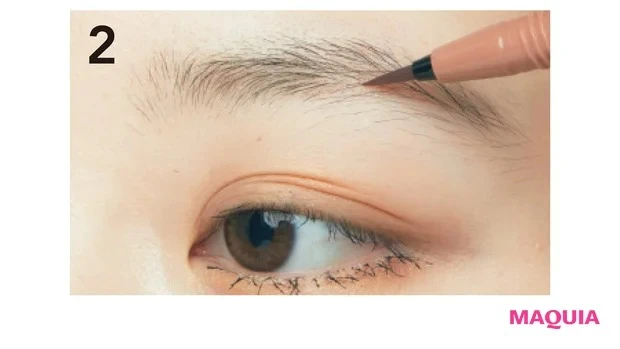 スマートミニアイブロウカラーの使い方&メイクテク_メイクテク①“最適眉”を提案! 太眉の存在感を活かして色でトレンド感を_スマートミニアイブロウカラーを使った眉メイクのやり方_2