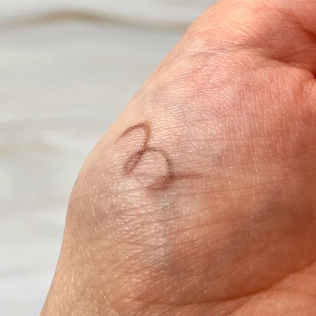 UR GLAM（ユーアーグラム） 『スリム スケッチ アイブロウペンシル N　色落ち検証