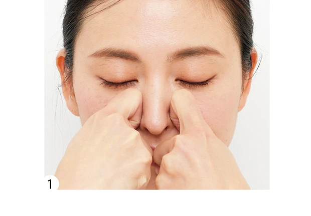 両手人さし指の第2関節を、鼻筋の脇、頬との境目に当てる。顔の奥へと圧をかけ、上下に小刻みに揺らす。目と目のあいだ、鼻の中央の2カ所で各10回。