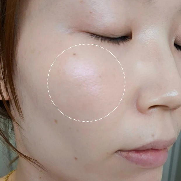 キャンディフロス シマーを頬に塗った様子