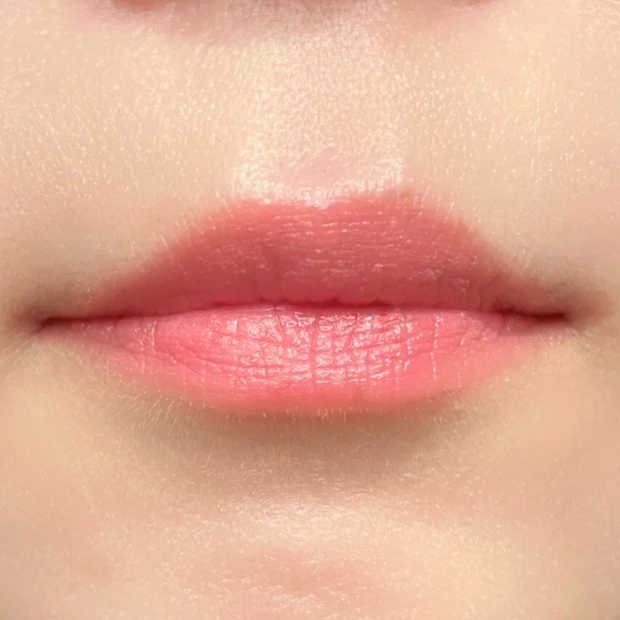 口角から斜め上に1mm程度にラインを引くことで、口角を上げた印象を与えることができる