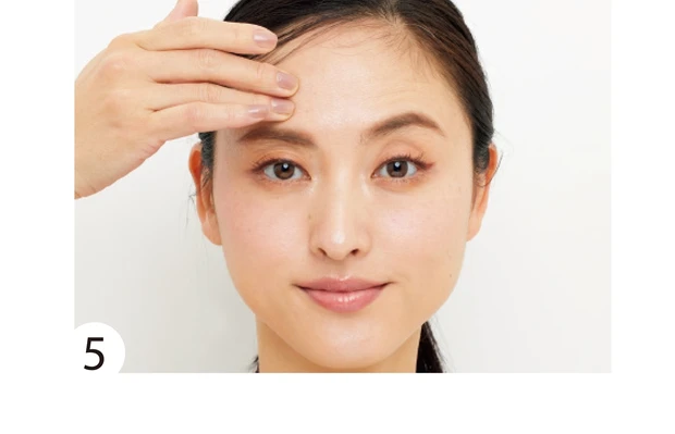 片側の眉上を押さえ、反対の眉を引き上げる。反対側も同様に、各10回。