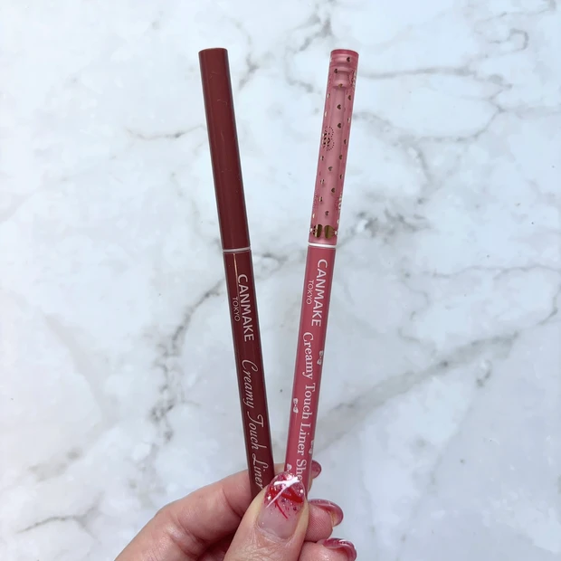 CANMAKEの人気アイライナー ダージリンピンクとトゥルーレッド 比較画像